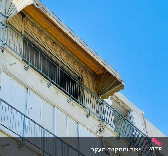 מרפסת עם סורגים ומעקה מתכת אפור